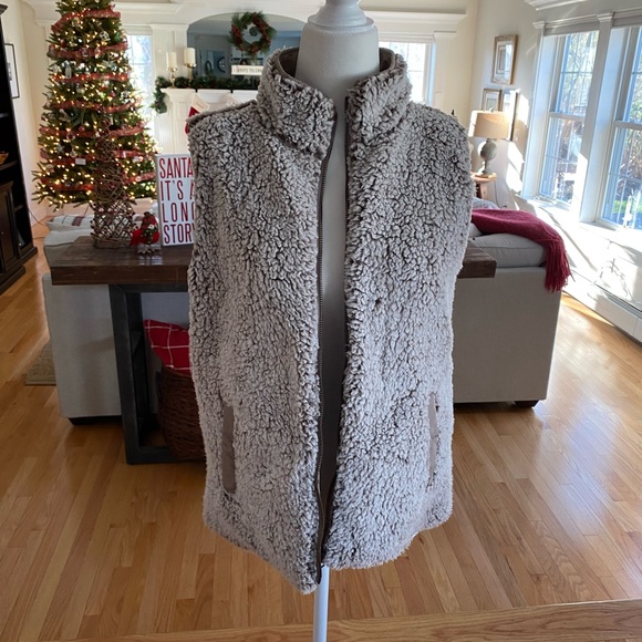Francesca’s reversible sherpa vest - Picture 3 of 3